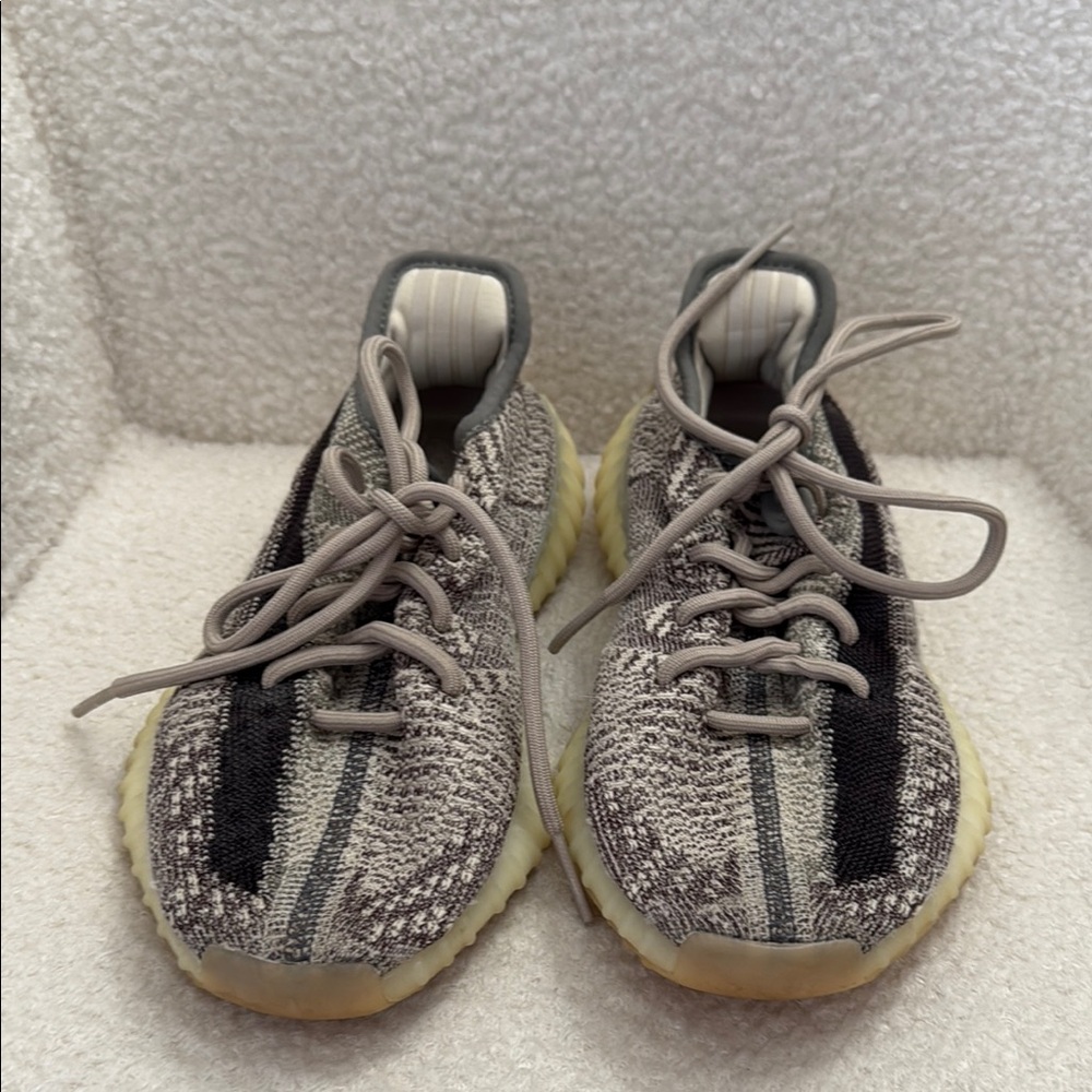 Yeezy Stylish Sneakers - Gray and Black Zyon